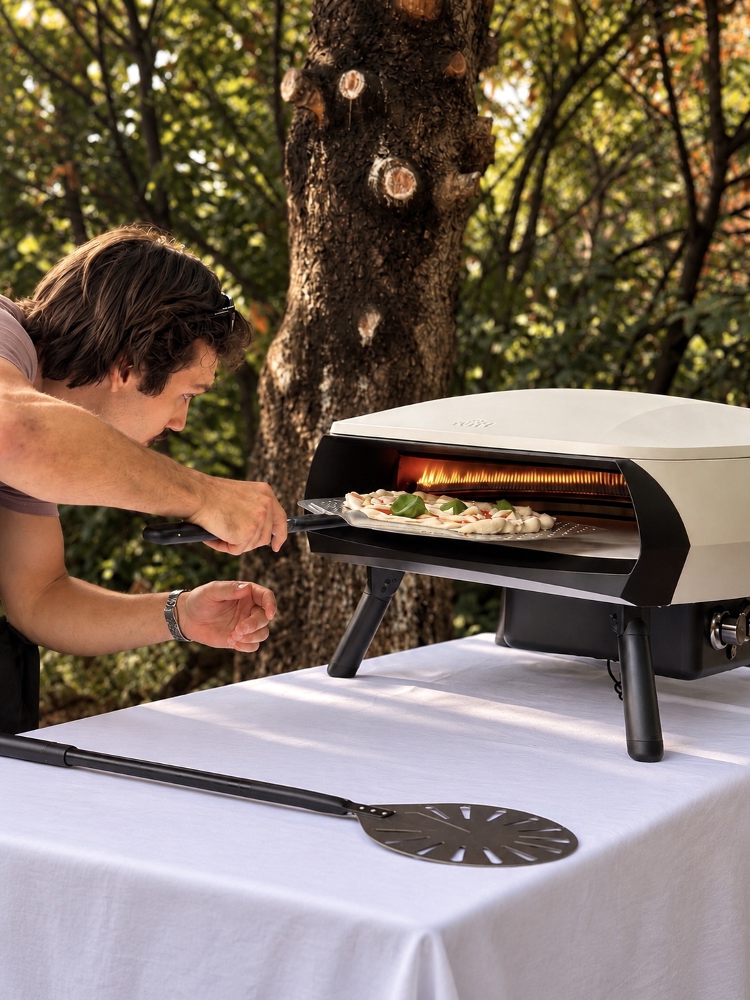 Pizza a lángoló kemencébe kerül