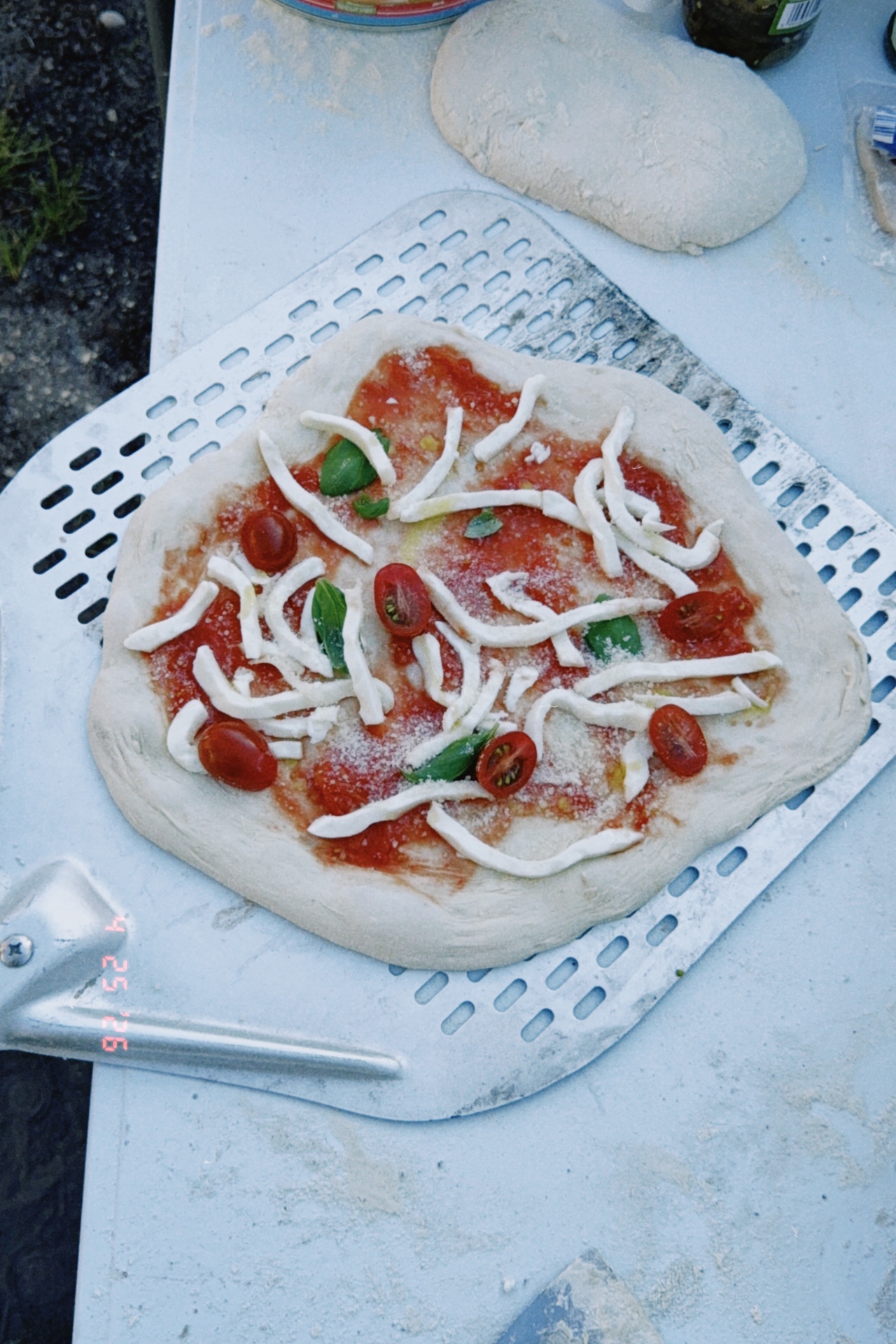 Frissen sült nápolyi Margherita pizza