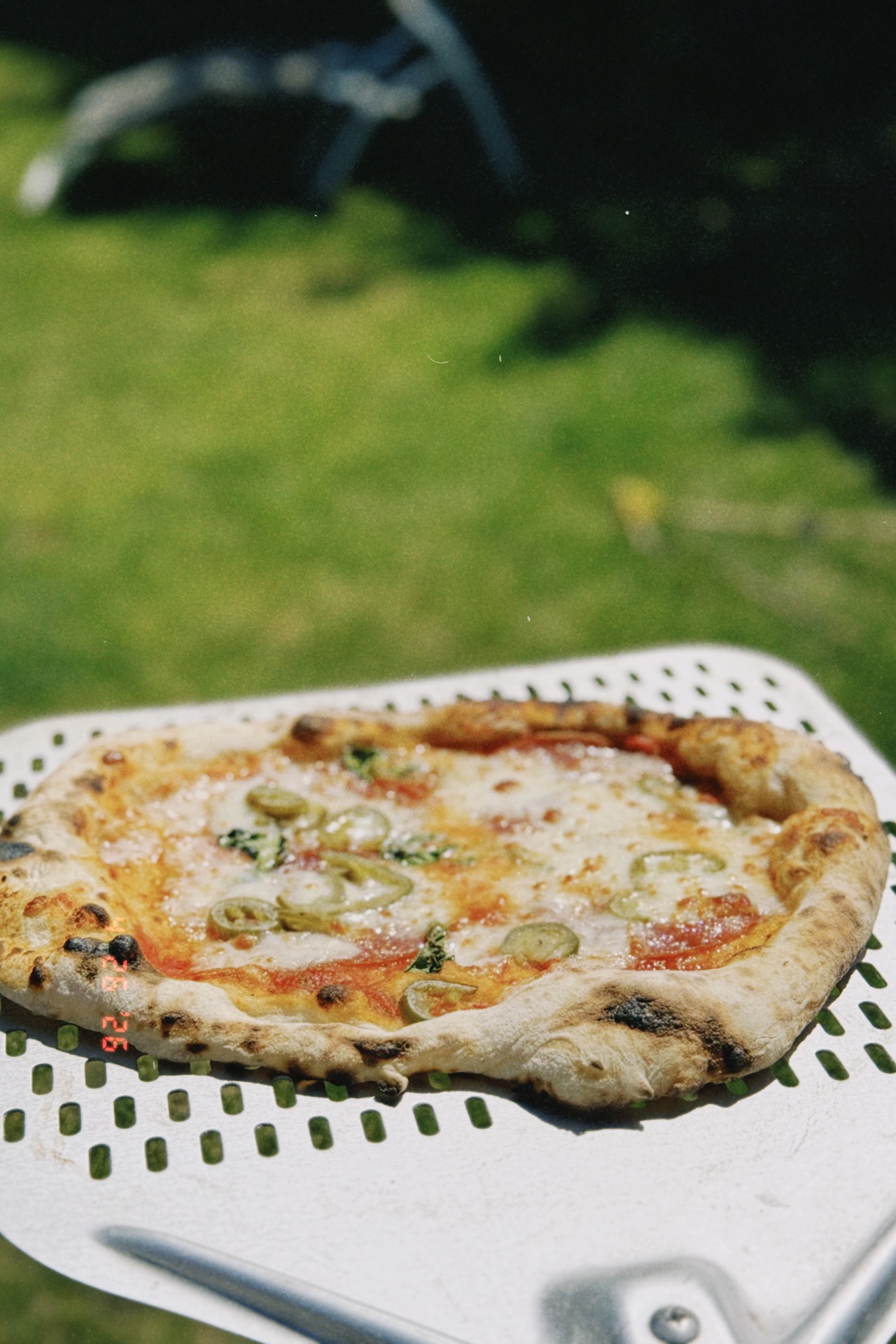 Pizza jalapeñoval, napsütésben