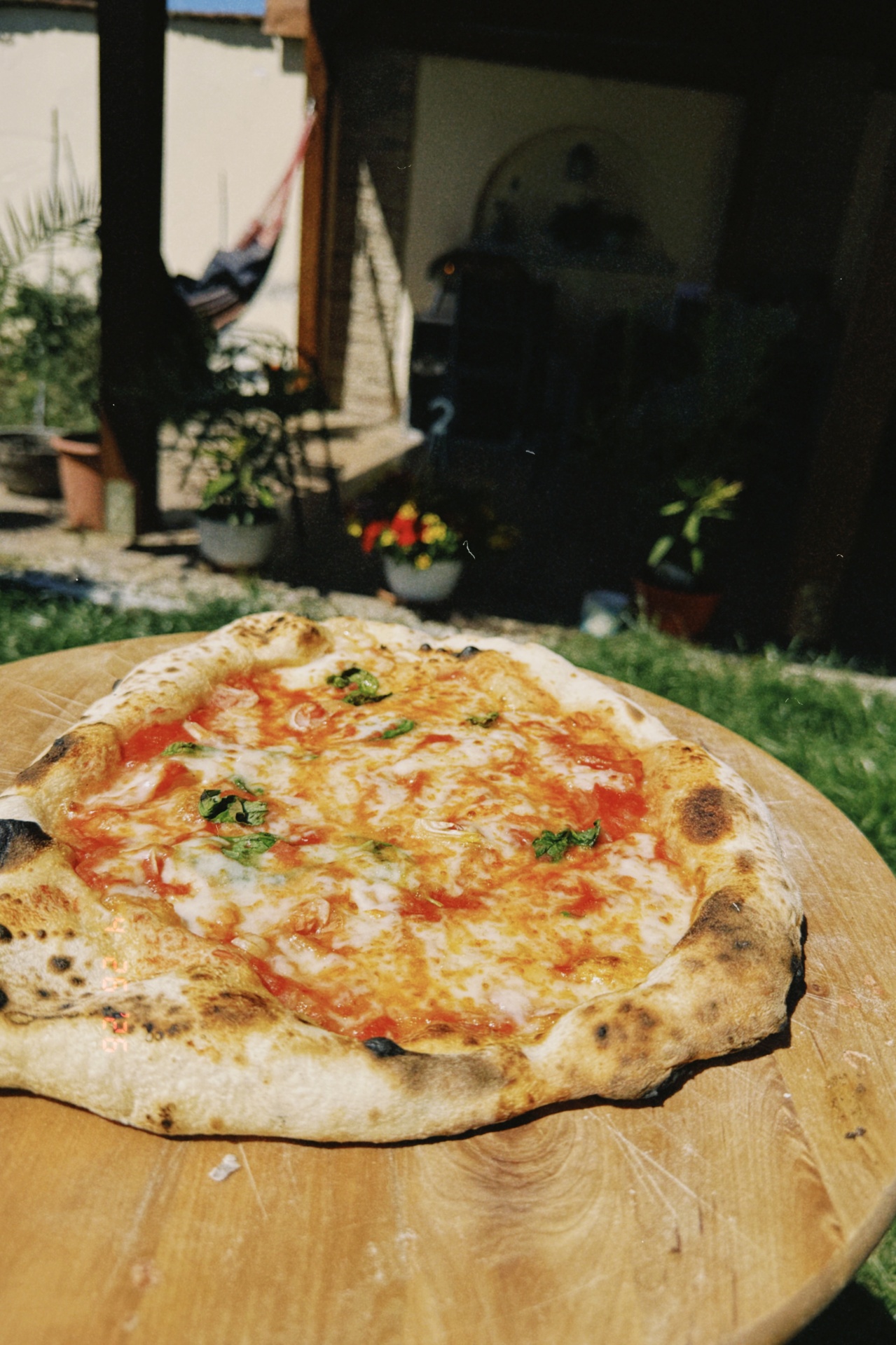 Margherita pizza a kertben