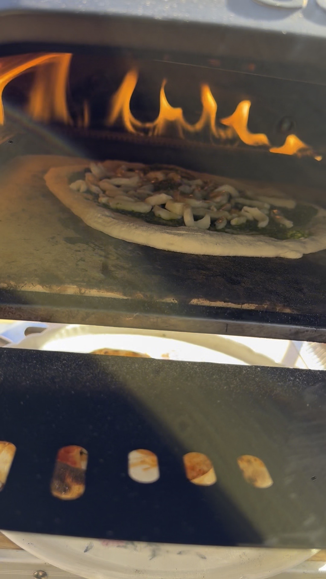 Pizza a 450 fokos kemencében, lángok között