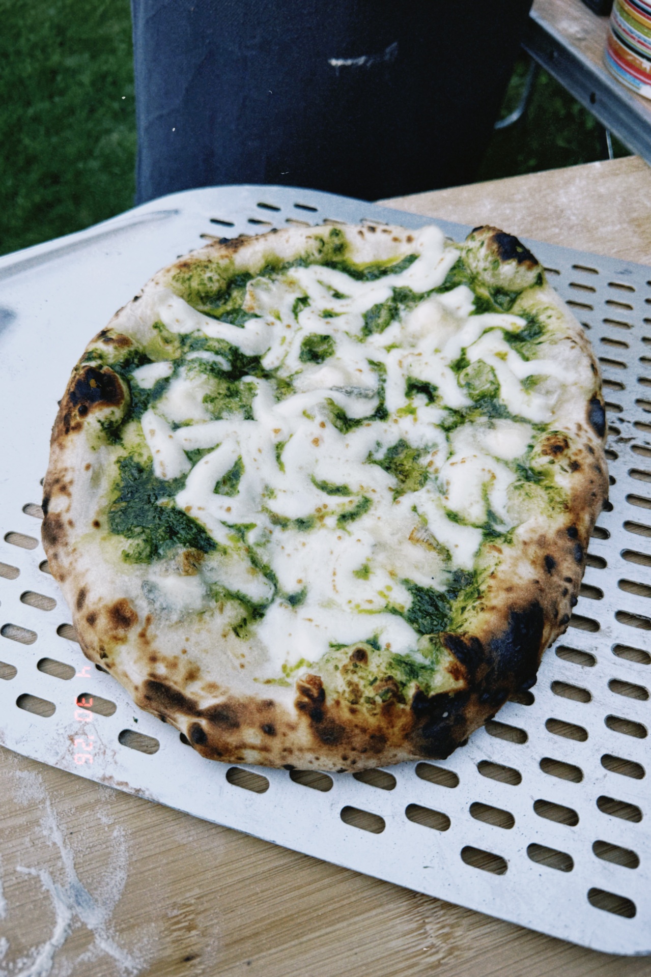 Pesto-mozzarella pizza fatüzelésű kemencéből