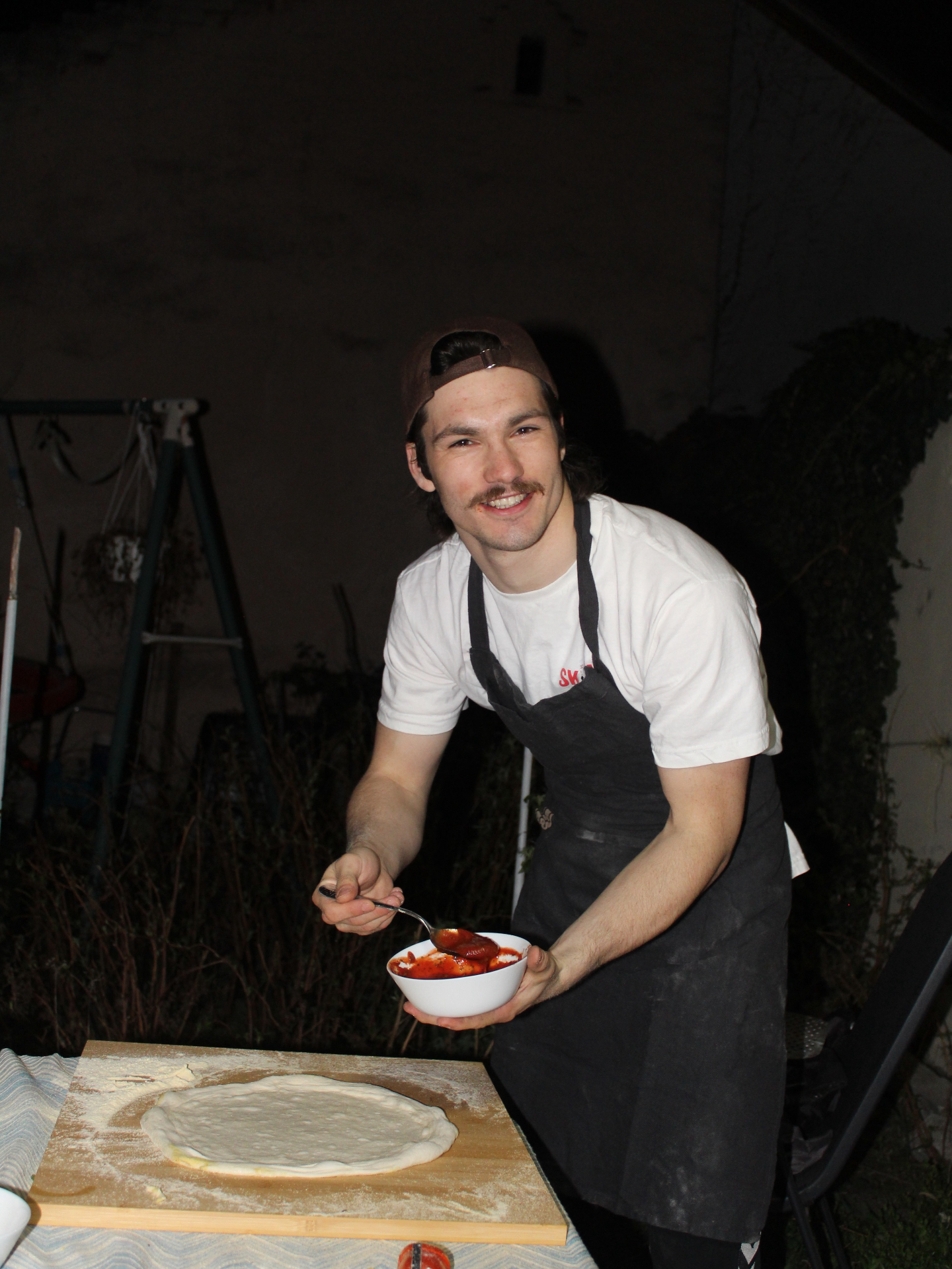 Sinkó Zsombor a pizza készítés közben